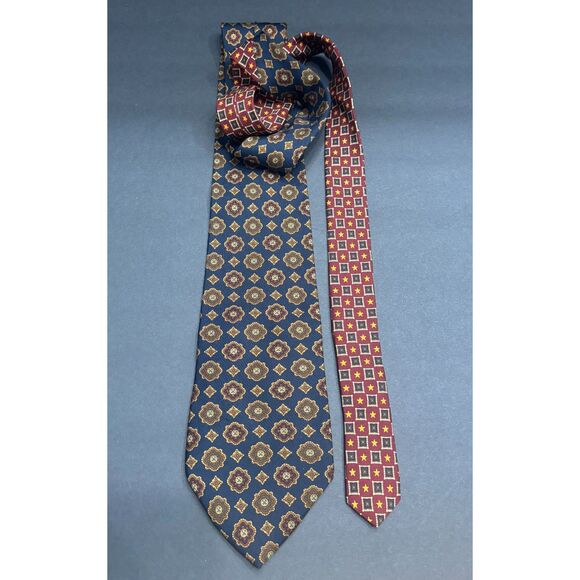 Tommy Hilfiger Silk Tie – Navy Medallion Pattern ⎯ Italian Print, Made in USA - Picture 4 of 4